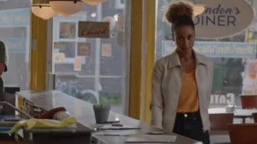American Eagle Soft & Sexy Oversized Soft & Sexy V Neck T Shirt usada por Sydney Shandon (Lindura) como se ve en Sullivan's Crossing (S01E10)