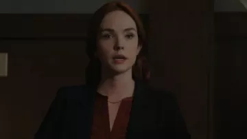 Collar de cadena Madewell Paperclip usado por Maggie Sullivan (Morgan Kohan) como se ve en Sullivan's Crossing (S01E10)