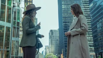 Sombrero usado por Hailey Winton (Meta Golding) como se ve en los trajes de la serie de televisión Rabbit Hole (Temporada 1)