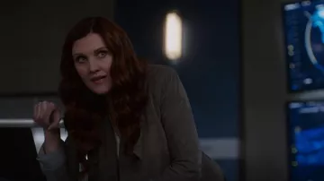 Veste drapée en daim blanc NYC portée par Nora West-Allen (Jessica Parker Kennedy) vue dans The Flash (S09E12)