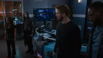 Pantalon coupé Babaton Command porté par Cécile Horton (Danielle Nicolet) comme on le voit dans The Flash (S09E12)