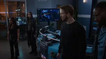 Wilfred All Tied Up Top porté par Cecile Horton (Danielle Nicolet) comme on le voit dans The Flash (S09E12)