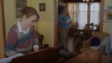 Birkenstock Boston Buckle Suede Mules usados por Sam (Bridget Everett) como se ve en Somebody Somewhere (S02E03)