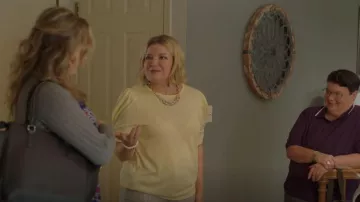GAP Twist Camiseta de manga usada por Tricia Miller (Mary Catherine Garrison) como se ve en Somebody Somewhere (S02E03)
