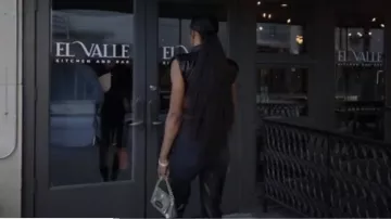 Tom Ford Selenters y Smooth Calf Mini Crossbody usados por Sanya Richards-Ross como se ve en The Real Housewives of Atlanta (S15E02)