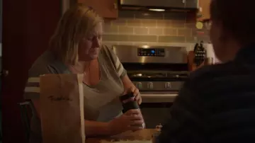 Moomaya Plain Nightwear Camiseta usada por Sam (Bridget Everett) como se ve en Somebody Somewhere (S02E04)