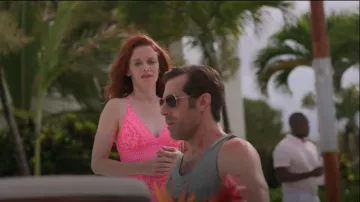 Vineyard Vines Scarf Print Traje de baño de una sola pieza usado por Dana (Hani Furstenberg) como se ve en Saint X (S01E05)