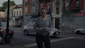 Monrow Zip Hoodie Grey porté par Emily Thomas (Alycia Debnam Carey) vu dans Saint X (S01E06)