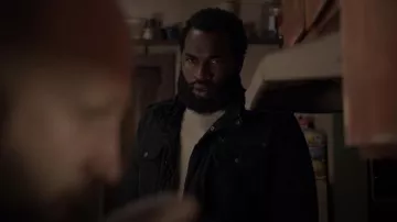 Veste militaire Levi’s à deux poches pour hommes portée par Clive 'Gogo' Richardson (Josh Bonzie) vue dans Saint X (S01E06)