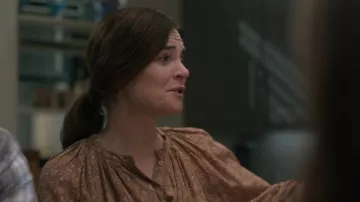Vanessa Bruno Mederic Chemisier porté par Mia Thomas (Betsy Brandt) vu dans Saint X (S01E06)