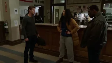 Pantalon Nike Sportswear Phoenix Fleece High Rise porté par Stella Kidd (Miranda Rae Mayo) vu dans Chicago Fire (S11E21)