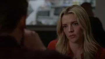 Vince Smock Short Sleeve button Up Blouse Rust usado por Sylvie Brett (Kara Killmer) como se ve en Chicago Fire (S11E21)