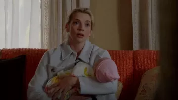 Chaqueta de camisa de suéter Madewell Crop usada por Sylvie Brett (Kara Killmer) como se ve en Chicago Fire (S11E21)