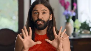 Staud Inlet Racerback Cotton-Blend Knit Top In Tomato usado por Jonathan Van Ness como se ve en Queer Eye (S07E05)