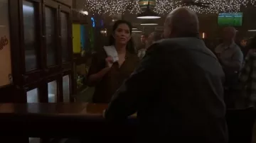 Rails Josephine Chemise en Python sépia portée par Stella Kidd (Miranda Rae Mayo) vue dans Chicago Fire (S11E21)