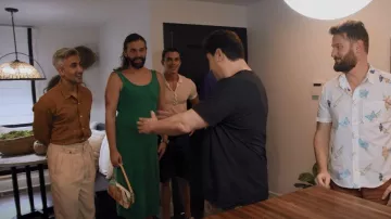 Topshop Towelling Plain Midi Dress In Green usado por Jonathan Van Ness como se ve en Queer Eye (S07E05)