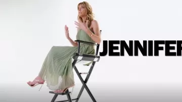 Zimmermann Sunray Pleat Midi Vestido usado por Jennifer Flavin como se ve en The Family Stallone (S01E02)