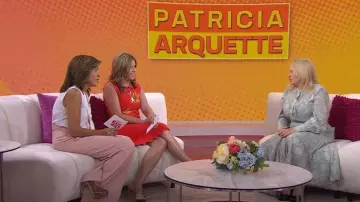 Vestido de camisa plisada del Club Monaco usado por Patricia Arquette como se ve en Today with Hoda & Jenna el 17 de mayo de 2023