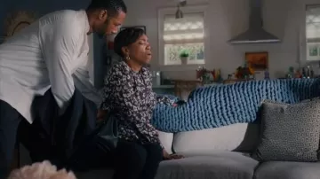Joie Myella Floral Puff Sleeve Silk Top porté par Helen Decatur (Heather Headley) vu dans Sweet Magnolias (S02E03)