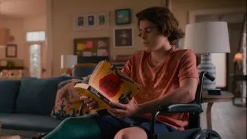 Tee-shirt à col équipage Old Navy Graphic Soft-Washed Shot porté par Kyle Townsend (Logan Allen) vu dans Sweet Magnolias (S02E03)