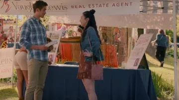 Elizabeth y James Suede Fringe Pouch Crossbody Bag usado por Annie Sullivan (Anneliese Judge) como se ve en Sweet Magnolias (S02E03)