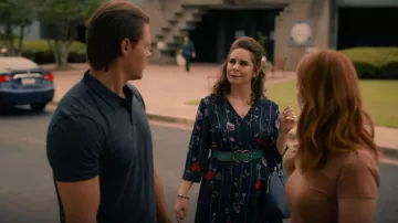 Ted Baker Elowisa Hedgerow Printed Wrap Dress Dark Blue porté par Mary Vaughn Lewis (Allison Gabriel) vu dans Sweet Magnolias (S02E04)