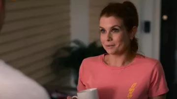 Camiseta Mother Bolt usada por Maddie Townsend (JoAnna Garcia) como se ve en Sweet Magnolias (S02E06)