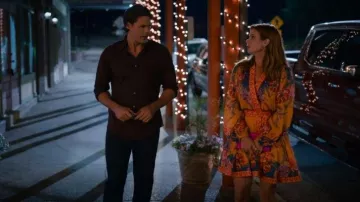 Zimmermann El Lovestruck Mini Wrap Vestido usado por Maddie Townsend (JoAnna Garcia) como se ve en Sweet Magnolias (S02E06)