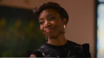 Ted Baker Zaphira Papyrus Weven Front Top porté par Helen Decatur (Heather Headley) comme on le voit dans Sweet Magnolias (S02E06)
