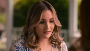 Peggy Li Solid Heart Collar usado por Noreen Fitzgibbons (Jamie Lynn Spears) como se ve en Sweet Magnolias (S02E06)