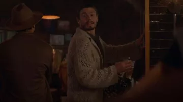 Topman Crochet Cardigan con Revere Collar en Ecru usado por Gael Martinez (Tommy Martinez) como se ve en Good Trouble (S05E10)
