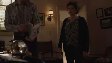 Ba & Sh Fel Pais­ley Front But­ton Blouse worn by Andrea Reyes (Roxana Brusso) as seen in 9-1-1: Lone Star (S04E18)