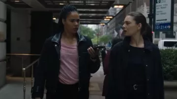 ATM Anthony Thomas Melillo Schoolboy Tee In Blush usado por la agente especial Sheryll Barnes (Roxy Sternberg) como se ve en FBI: Most Wanted (S04E21)