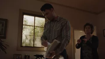 Brother & Sons Blue Ranchwear Striped Long Sleeve Snap Work Shirt usada por Carlos Reyes (Rafael L. Silva) como se ve en 9-1-1: Lone Star (S04E18)