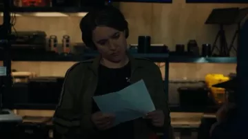 Rag & Bone Carly Floral Tee usada por la agente especial Hana Gibson (Keisha Castle-Hughes) como se ve en FBI: Most Wanted (S04E21)