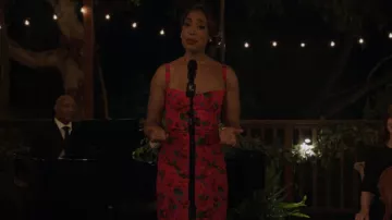 Les nouveaux arrivants Par Ilkyaz Ozel Monqiue Rose Print Bodycon Midi Robe portée par Tommy Vega (Gina Torres) comme vu dans 9-1-1: Lone Star (S04E18)