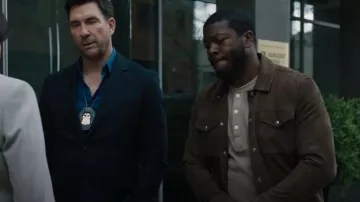 Veste en daim Reiss Jagger portée par l’agent spécial Ray Cannon (Edwin Hodge) comme on le voit dans FBI: Most Wanted (S04E21)