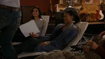 L’Agence Marija Duster Cardigan porté par Kelly (Kearran Giovanni) vu dans Walker (S03E17)