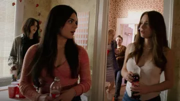 Suéter delantero American Eagle Wrap usado por Ruby (Madelyn Kientz) como se ve en Walker (S03E17)