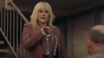 Veronica Beard Elaine Blusa usada por Peggy (Patricia Arquette) vista en High Desert (S01E01)