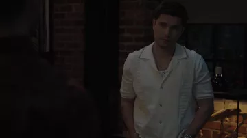 Rag & Bone Archer Camp Collar Jacquard Knit Camisa de algodón usada por T.K. Strand (Ronen Rubinstein) como se ve en 9-1-1: Lone Star (S04E18)