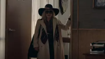 Chaqueta larga Burberry Waterloo usada por Peggy (Patricia Arquette) vista en High Desert (S01E01)