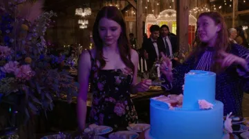 Reformation Twilight Vestido usado por Stella Walker (Violet Brinson) como se ve en Walker (S03E18)