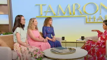 Bcbgmaxazria Falda Midi plisada floral usada por Bo Zhao vista en Tamron Hall el 10 de mayo de 2023