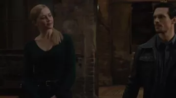 Neiman Marcus Cashmere V-Neck Long Sleeve Jersey usado por la agente de Europol Megan 'Smitty' Garretson (Eva Jane Willis) como se ve en FBI: International (S02E21)