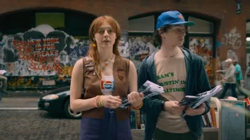 Forever 21 Pepsi Crop Top usado por Sewer Girl (Alexandra Doke) como se ve en City on Fire (S01E04)