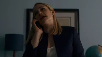 Hugo Boss Inolea Silk Satin Camisole Tank usado por Regan (Jemima Kirke) como se ve en City on Fire (S01E04)
