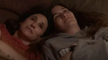 Daydreamer Beastie Boys Boyfriend Sweat à capuche porté par Clare Pierce (Kathryn Hahn) comme on le voit dans Tiny Beautiful Things (S01E07)