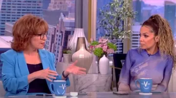Cinq a Sept Kris Ruched Sleeve Blazer usado por Joy Behar como se ve en The View el 17 de mayo de 2023