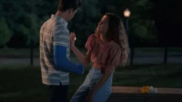 Top bordado de Zara usado por CeCe Matney (Harlan Drum) como se ve en los trajes de la serie de televisión Sweet Magnolias (Temporada 2 Episodio 5)